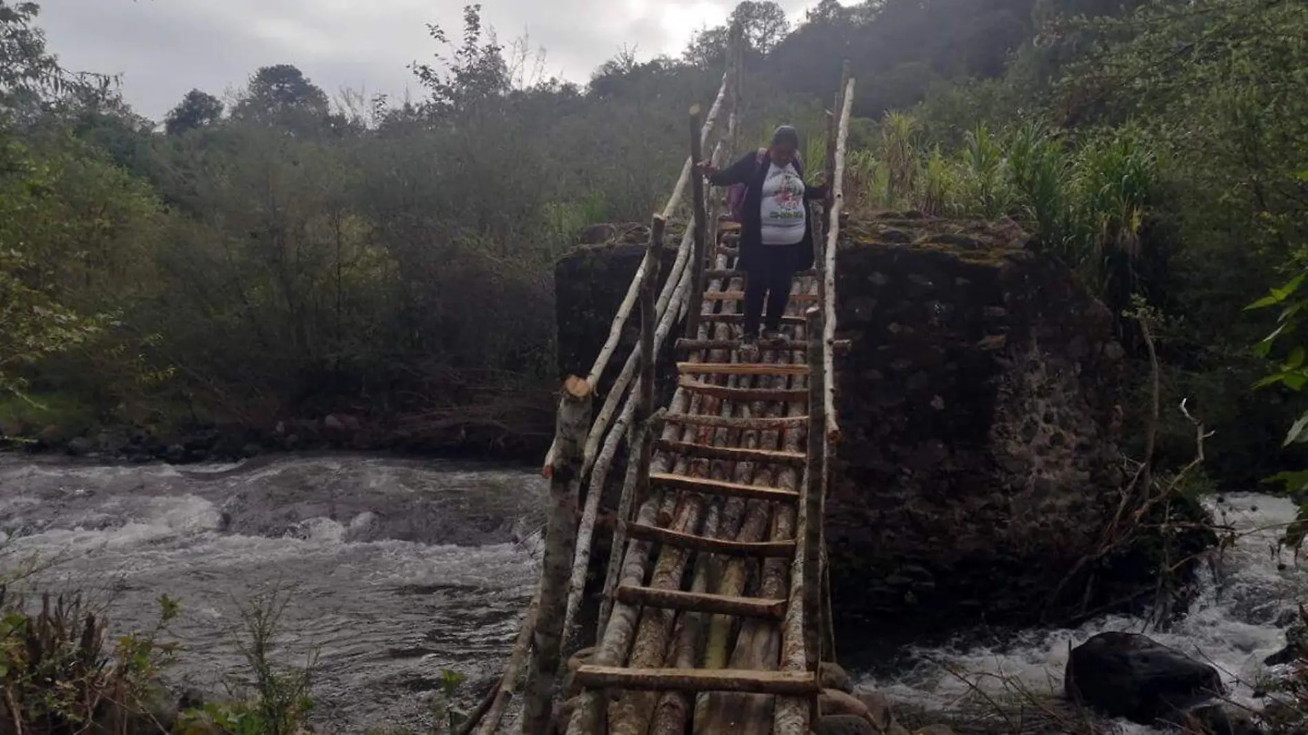 CAMINO A MEXTLA ABAJO EN NAUPAN PUEBLA